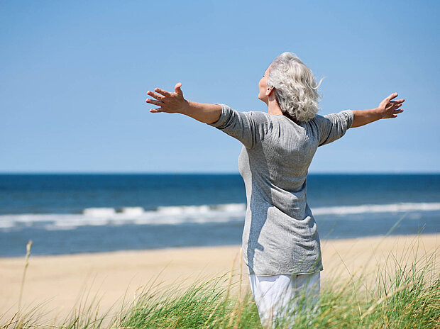 Informationen zu psychischer Gesundheit Grauhaarige Frau am Meer