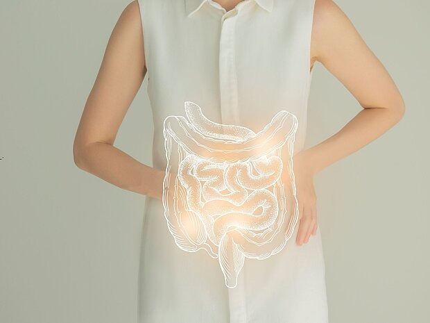 Darmkrebs bei Frauen Frau hält virtuellen Darm in der Hand