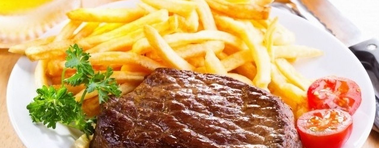 Teller mit Pommes und Steak