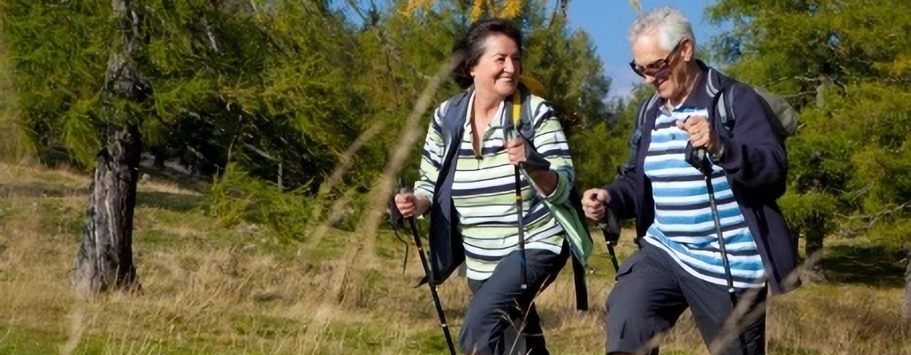 Älteres Ehepaar beim Wandern