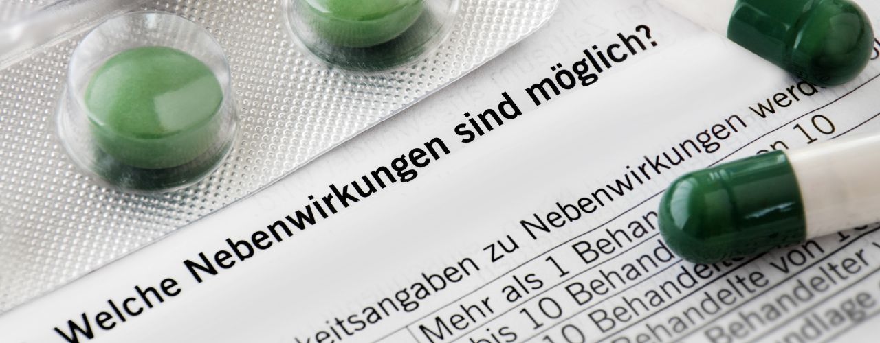 Kapseln auf ein Formular mit der Frage: Welche Nebenwirkungen sind möglich?