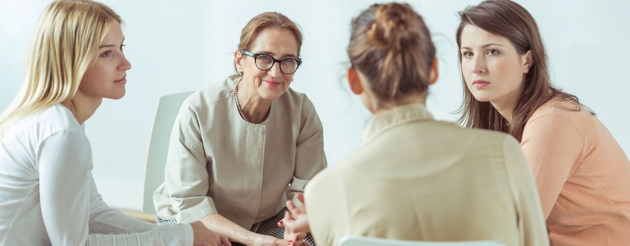 Vier Frauen in einer Beratungsgruppe