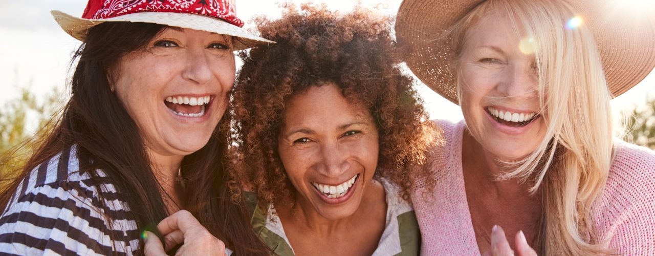 drei Freundinnen, die lachen und Spaß haben